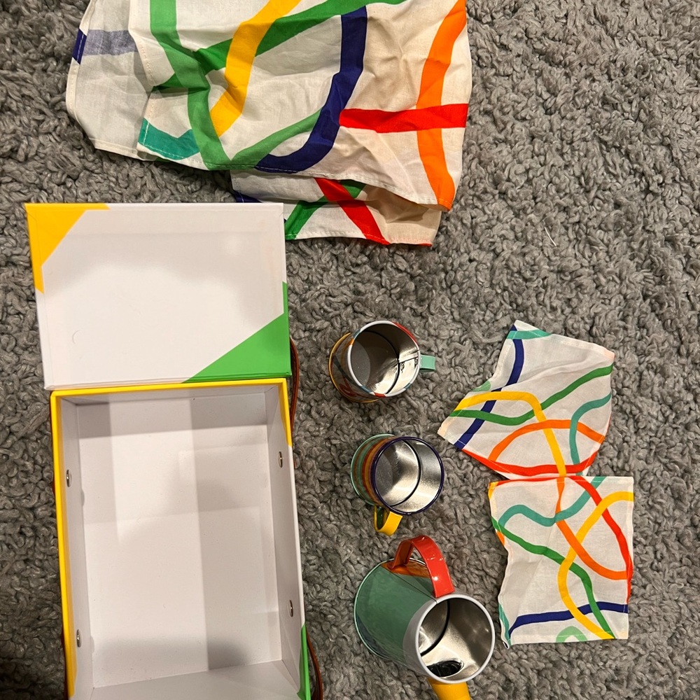 Lovevery tea pot/picnic set
